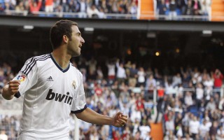 爱游戏在线-甘当绿叶！库里半场7助攻化身组织核心，仅得4分却引领团队胜利