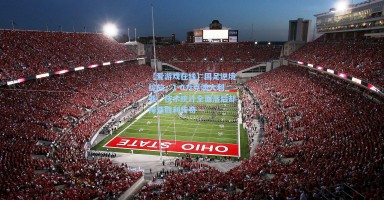 【爱游戏在线】国足逆境绽放，1-0力克澳大利亚，技术统计全面落后却缔造胜利传奇