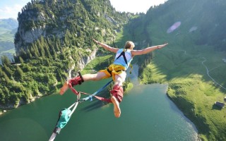 爱游戏官网|诺坎普第三层看台建设轮廓日益清晰，顶棚完工目标定于2027年末