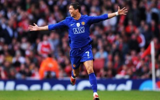 爱游戏_77号传奇再现神来之笔 未过半场长传助海斯轻松得分