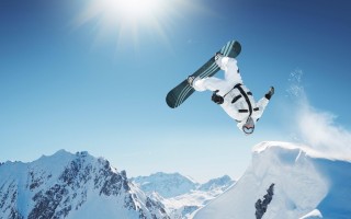 爱游戏官网_开拓者三节狂胜雄鹿21分奠定胜局，杨瀚森末节登场悬念牵动人心